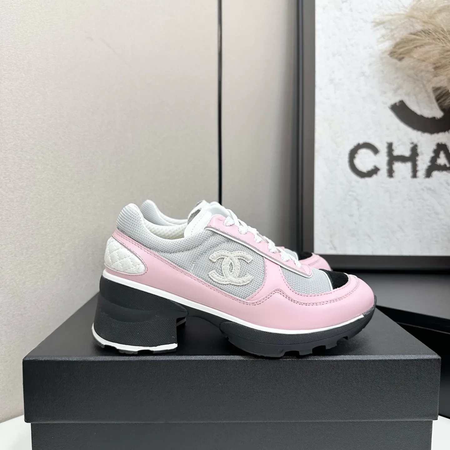 👟👟Ex-factory price 640👟👟Chanel Panda Shoes! 2025 counter's top casual sports shoes. This classic design; the upper is electro-embroidered with a variety of techniques; the outsole is fashionable and sporty; the unusual inclusion of a variety of color matching elements... The diversified mix and match is very good-looking and versatile, and can be used for leisure, fashion, sports, and outdoor... ꫛꫀꪝ Go➫ Materials: ❶Upper made of: original imported first-layer silk cowhide + original waterproof cloth + original first-layer cowhide ❷Inner lining: Original Yangli+wang ❸ Outsole based on: Original TPU combination outsole Counter boutique packaging complete set for women 35–41
